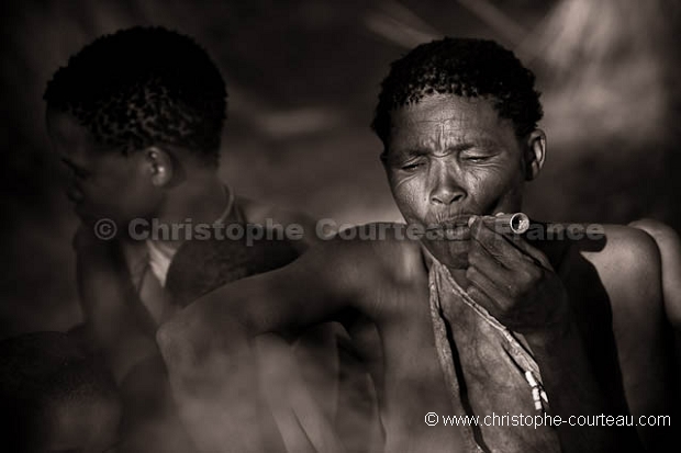 Femme Bushmen en train de fumer.