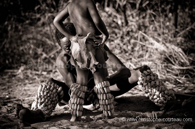 Bushmen, preparing traditionnal dance