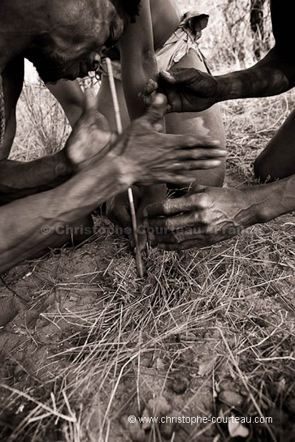 Bushmen en train d'allumer un feu