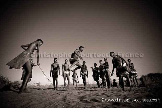 Bushmen, jouant  des jeux traditionnels.