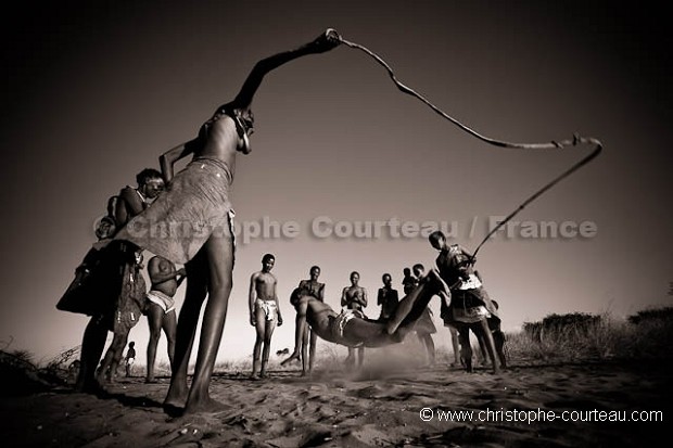 Bushmen, jouant  des jeux traditionnels.