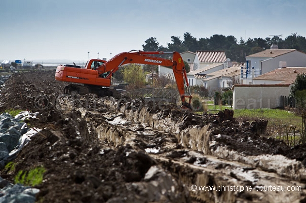 Travaux sur la digue de La Faute-sur-Mer après les ravages de la tempête Xynthia.