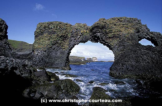 Falaises et arche basaltique d'Arnarstapi