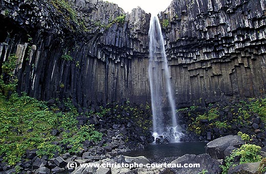 Chute de Svartifoss dans les orgues basaltiques.