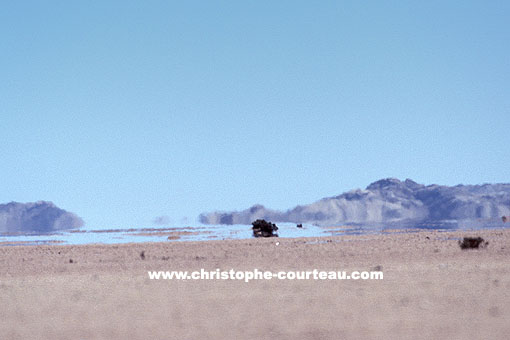 De l'eau ? Non, un mirage ... provoqu par la chaleur au sol