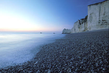 Falaises et plage de galets à Etretat / tombée de la nuit