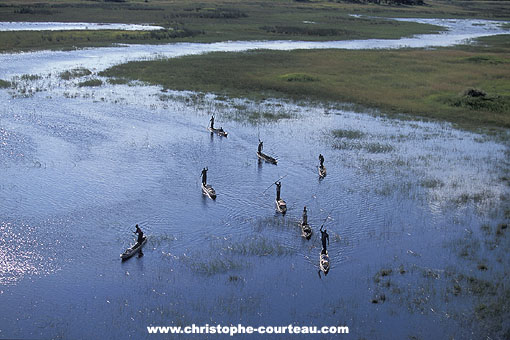 Habitants du Delta sur leurs pirogues traditionnelles : les Mokoros