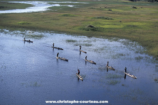 Habitants du delta sur leurs pirogues traditionnnelles : les Mokoros