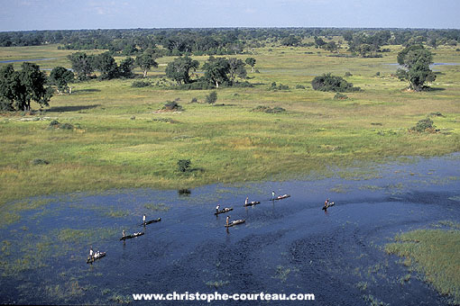 Habitants du delta sur leurs pirogues traditionnelles : les Mokoros