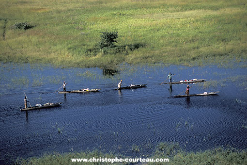Habitants du Delta sur leurs pirogues ttraditionnelles : les Mokoros