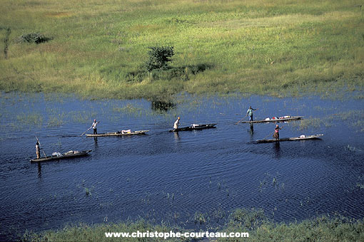 Local People on the move on their traditionnal Mokoros