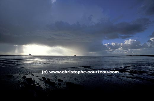 Baie du Mont Saint Michel sous un ciel d'orage.