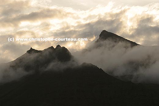 Brume dans les sommets, côte sud.