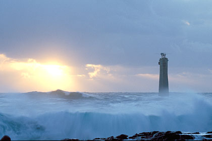 Phare de Nividic dans les vagues de tempête en janvier