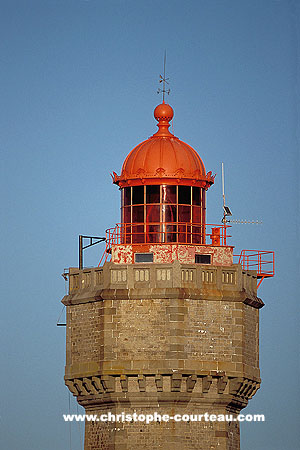 Gros plan sur la magnifique lanterne du phare de la Jument