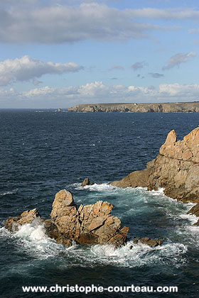 Falaises de la Pointe du Raz. Au fond, Pointe du Van.