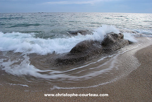 Vagues au crépuscule