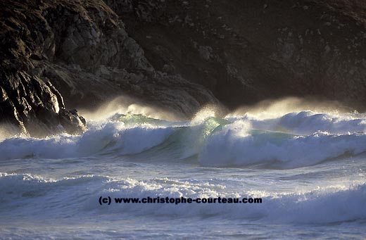 Vagues et falaise en Baie des Trépassés