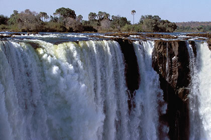 Chutes Victoria sur le fleuve Zambze. L'eau en abondance